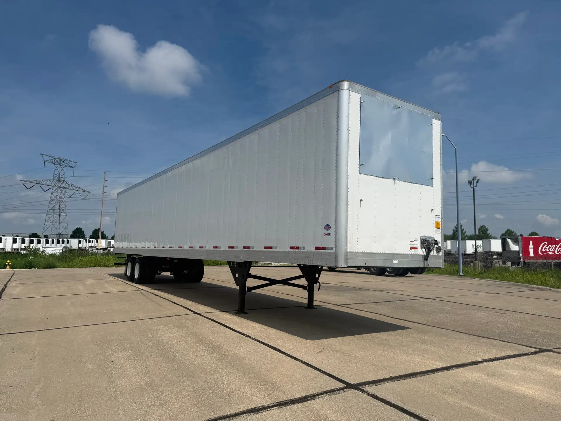 2026 Utility Reefer | Roll Door | Flat Floor - Image 2