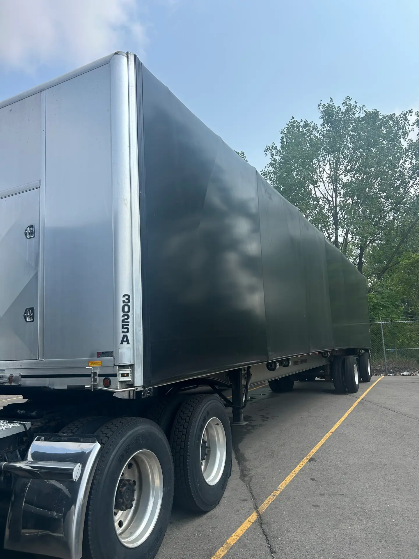 2022 MAC TRAILER MFG FLATBED | M52 | W TARP SYSTEM | CONSIGNMENT | H06042 - Image 2