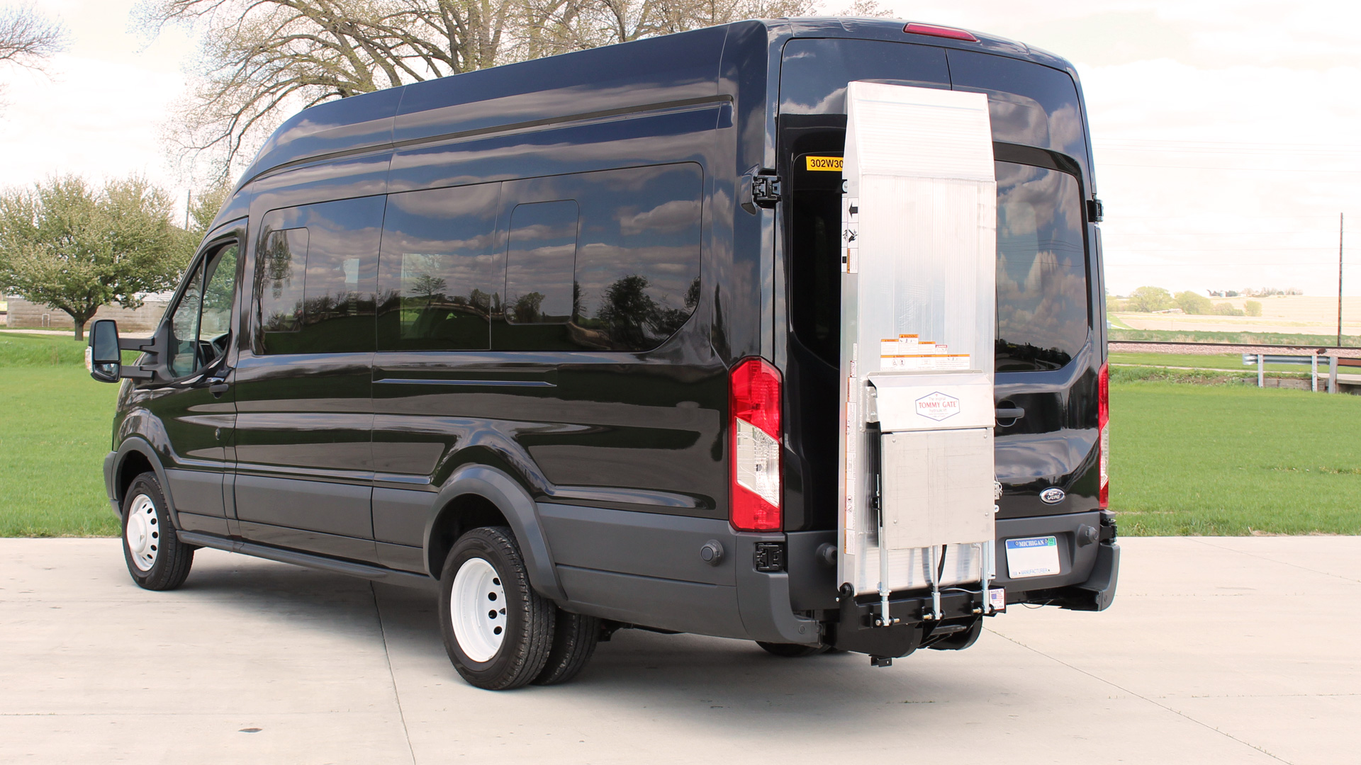 2026 Tommy Gate | Liftgate | Cantilever Series - Image 3