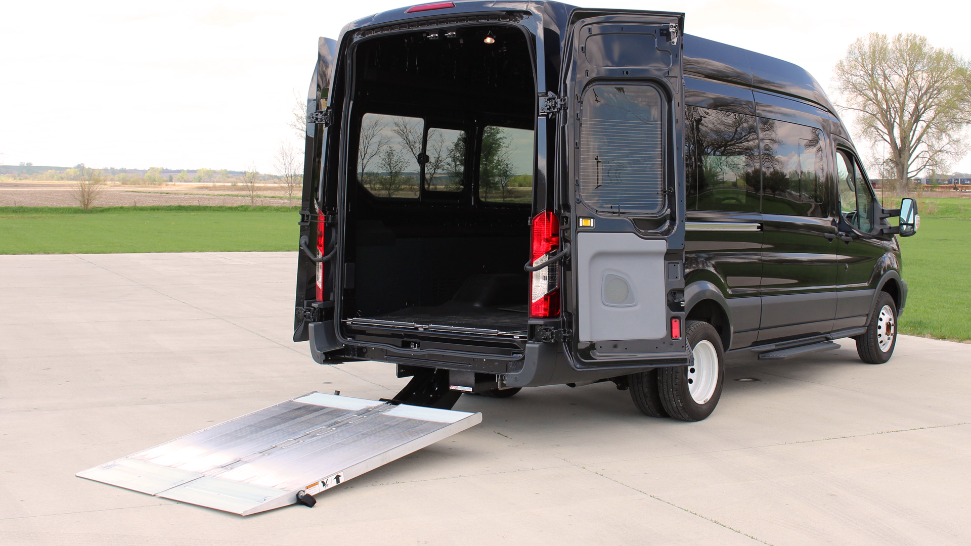 2026 Tommy Gate | Liftgate | Cantilever Series - Image 4